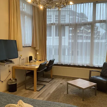 Plato By Hofstad Studio's 4* Haag